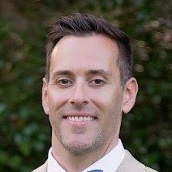 Kelly Larson's headshot